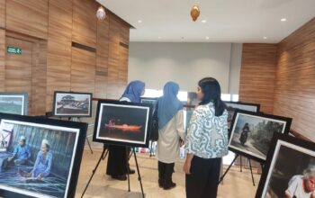 Pengunjung Kepincut Foto Karya Jurnalis Perempuan