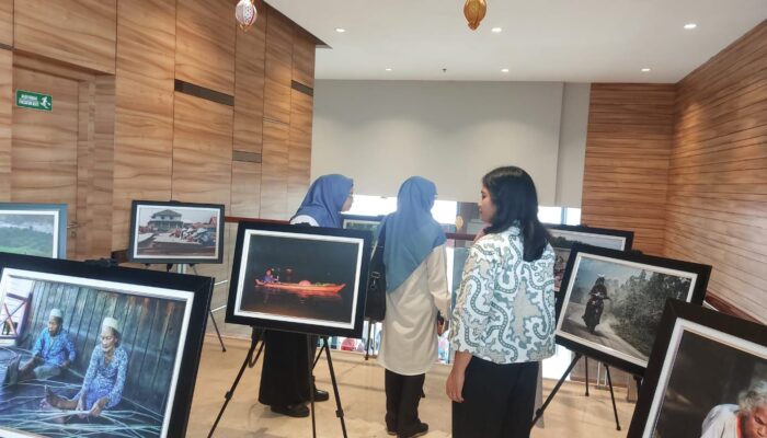 Pengunjung Kepincut Foto Karya Jurnalis Perempuan